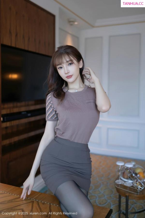陆萱萱  [XiuRen]高清写真图 2025.10.10 No.10850 陆萱萱 性感OL第12张图片